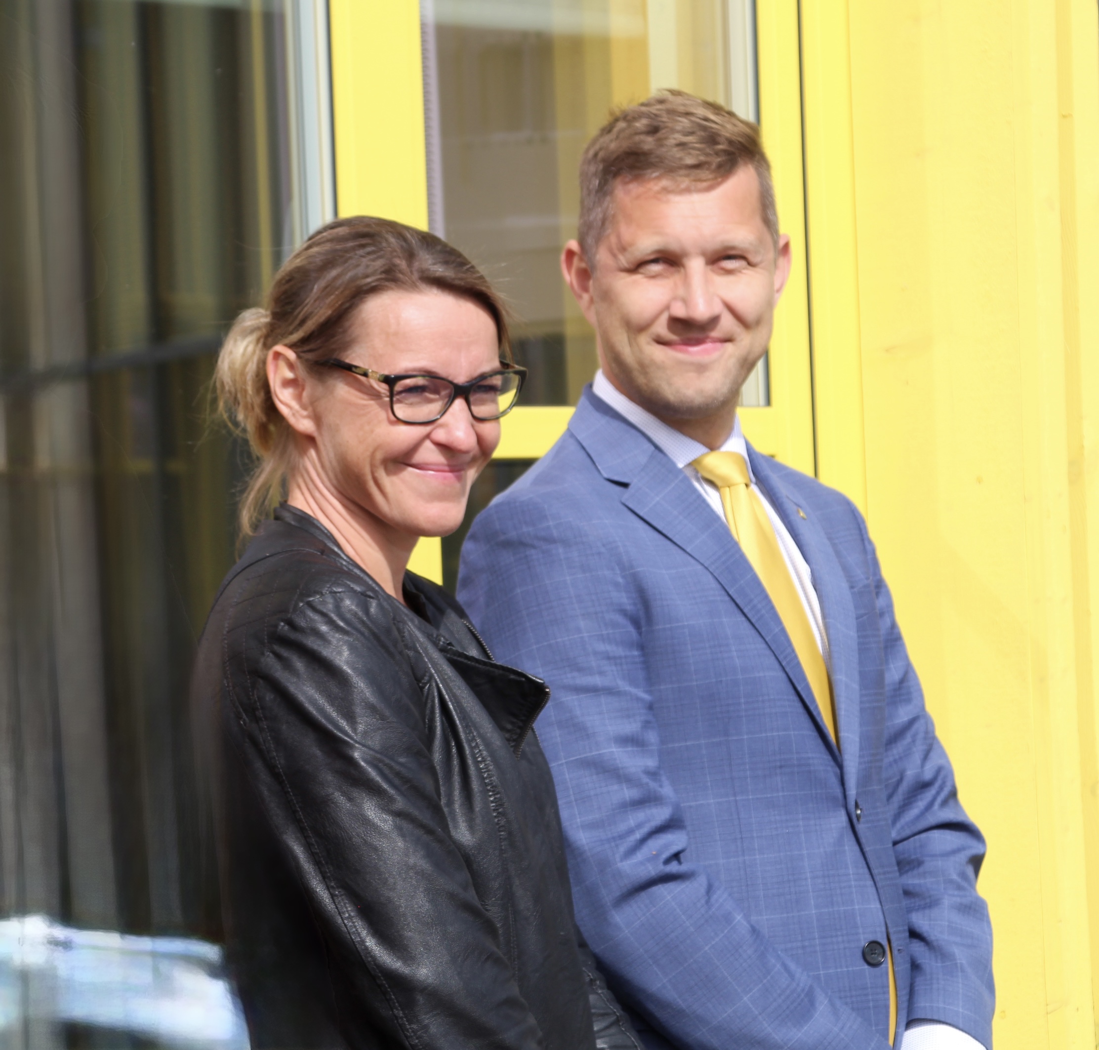 Jõgeva vallavanema ja abivallavanema kandidaatidel, Kristi Klaosel ja Karro Külanurmel, on ühine foto Põltsamaa lasteaia avamisel; kollase lasteaiahoone taustal paistab nende rõõmus ja koostööle suunatud meeleolu.