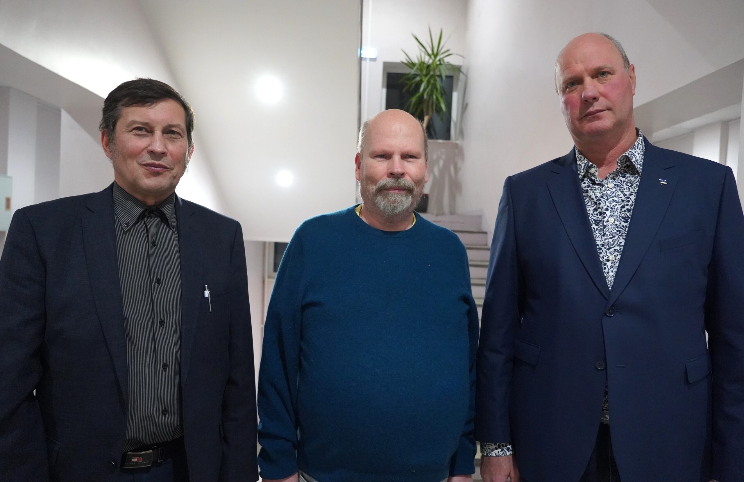 Jõgeva vallavolikogu esimees Peep Põdder ja aseesimehed Enn Kivi ning Marek Mardimäe, Kolm inimest seisavad sisehoones valgusküllases ruumis. Vasakul on tume pintsakuga Enn Kivi, keskel sinise kampsuniga Peep Põdder ja paremal tumesinises pintsakus Marek Mardimäe.